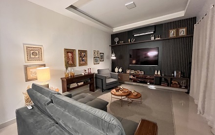 Living integrado e contemporâneo com arte, memória e personalidade.